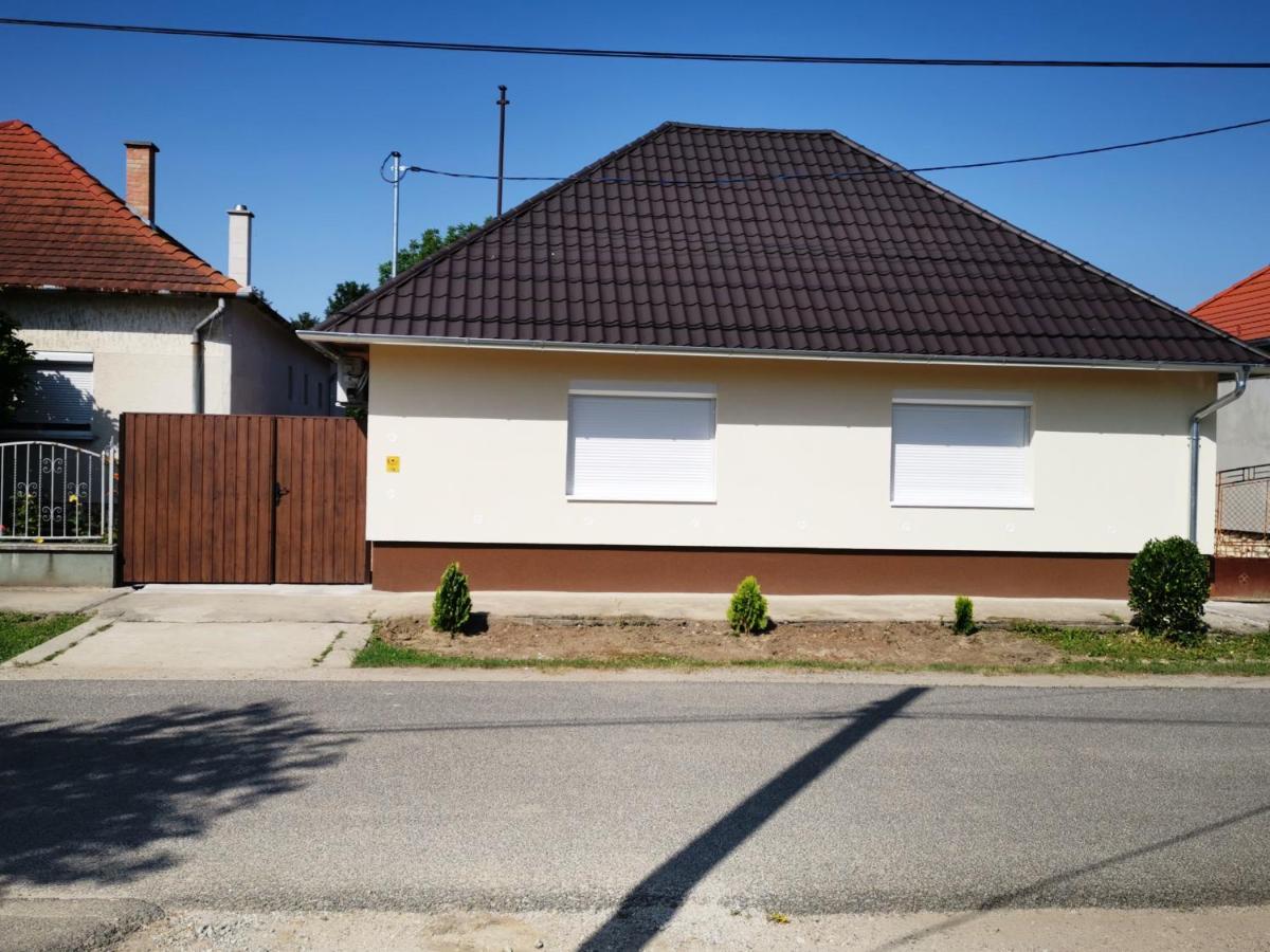 Lili Apartman Harkány Buitenkant foto