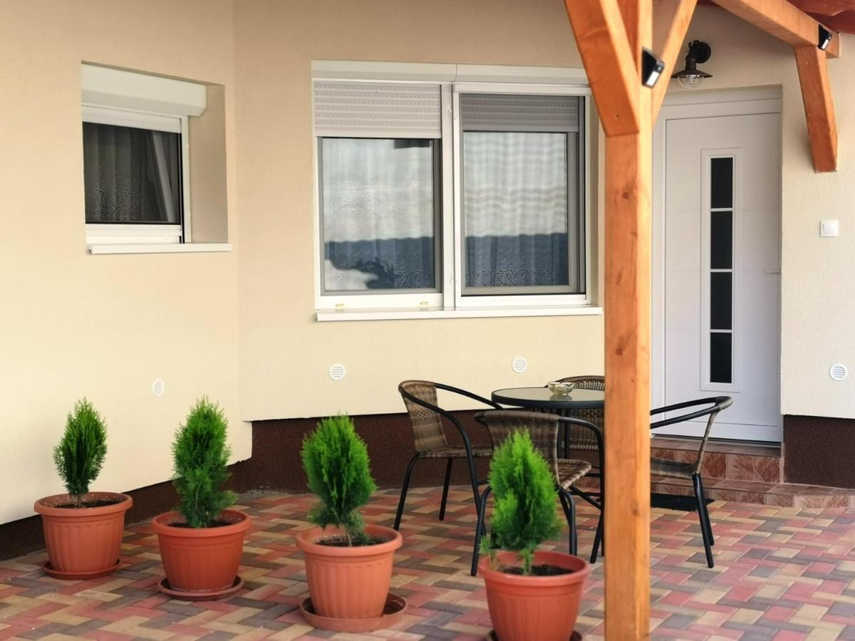 Lili Apartman Harkány Buitenkant foto