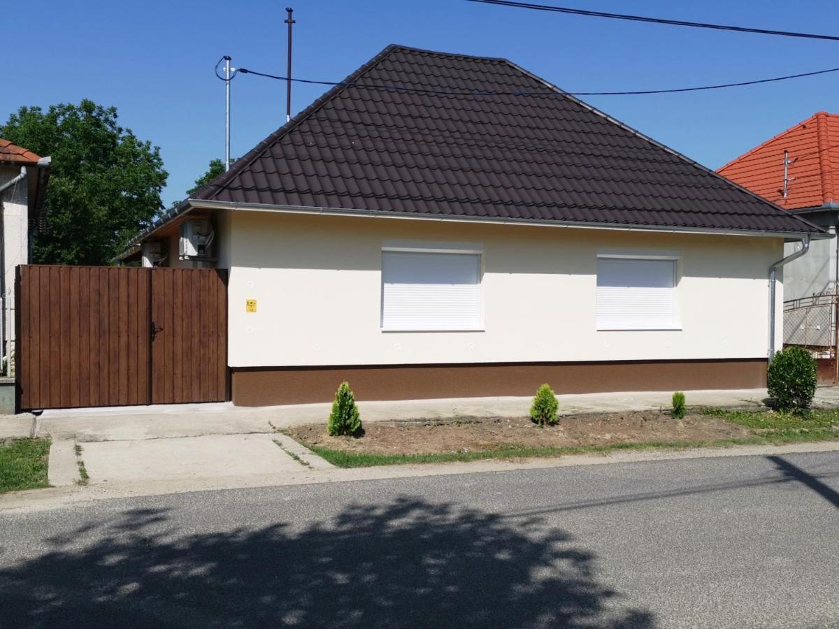 Lili Apartman Harkány Buitenkant foto